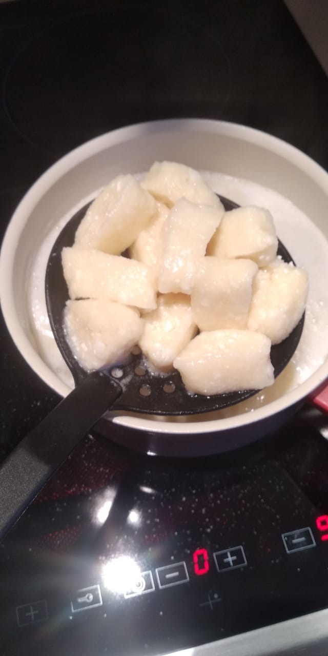 Вареники готовятся быстро: как только высплыли, вынимаем шумовкой в подготовленную посуду.