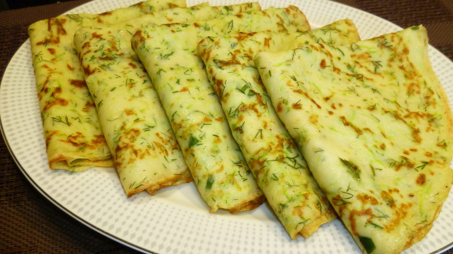 Для этого хорошо прокаливаем сковороду с добавлением растительного масла, вливаем на нее небольшую порцию теста с помощью половника и хорошо его разравниваем по дну, проворачивая сковородку по кругу. Выпекаем блины с двух сторон до готовности и до получен