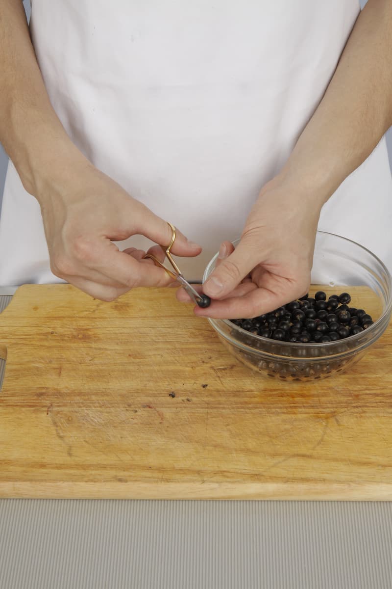 Для протертой смородины ягоды переберите, тщательно удаляя все листочки и веточки. Маникюрными ножницами отрежьте у смородины мохнатые верхушки.