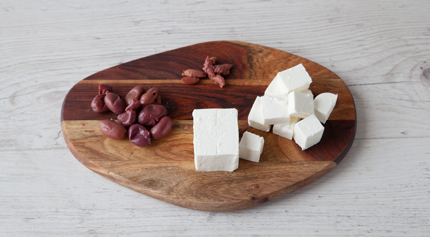 Оливки каламата для салата раздавите плоской стороной ножа, затем острием осторожно выньте косточки. Брынзу нарежьте небольшими кубиками или ломтиками.