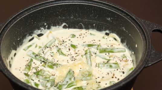 Снять с огня, добавить чеснок и перемешать.