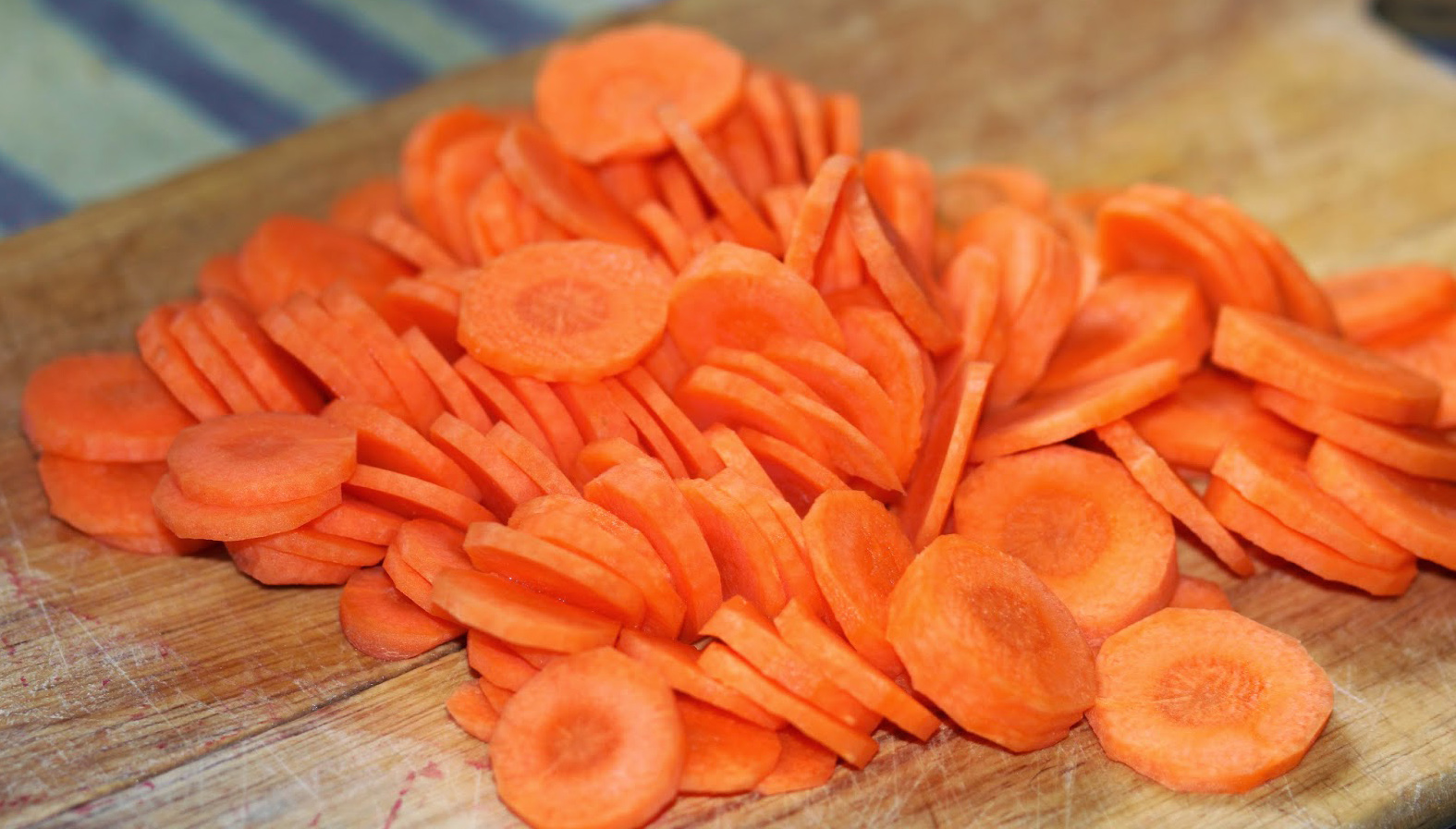 Листья салата, почищенную и порезанную кружочками морковь посолить, заправить оливковым маслом. Перемешать.