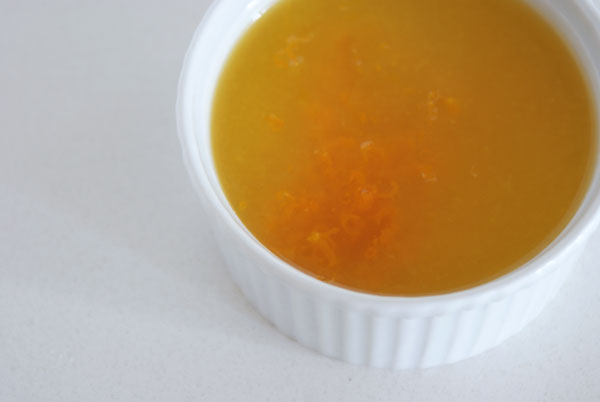 В емкости смешать мед, соль, масло, сок и цедру апельсина. 