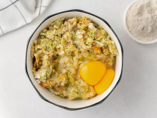 Разбейте в массу яйца, всыпьте овсяную муку, перец и соль. Тщательно размешайте фарш и сформируйте из него фрикадельки около 3-4 см в диаметре.