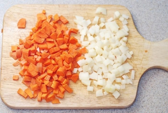 Почистить лук и морковь и нарезать их небольшими кубиками. 