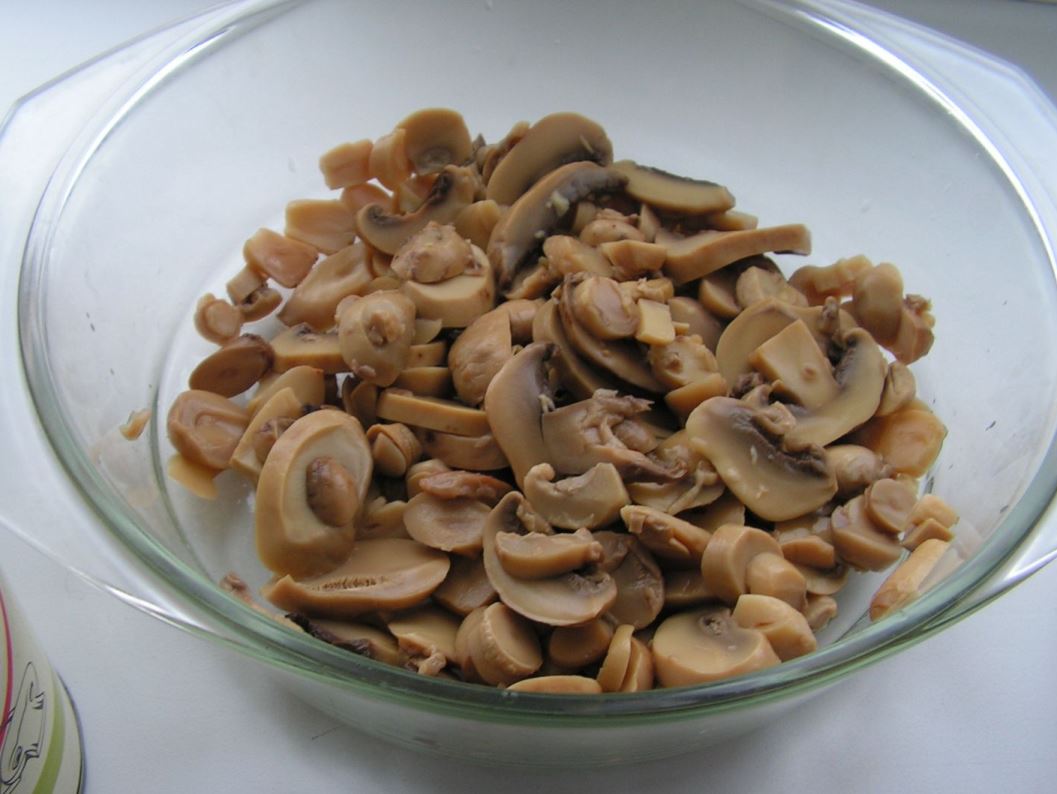 Нарезанные грибы консервированные