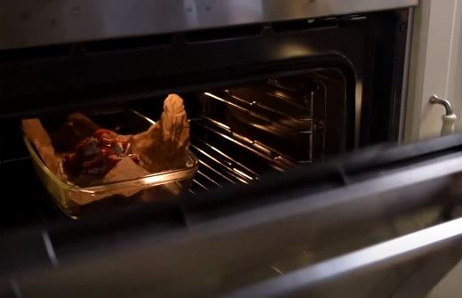 Разогреть духовку до 180 °C. Минтай выложить на противень, застеленный бумагой для выпекания.