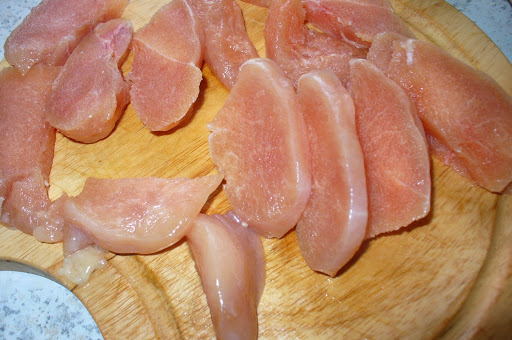 Нарезать куриное филе тонкими полосками, посолить, поперчить по вкусу. Обжарить на оливковом масле.