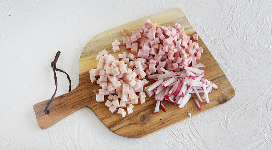 Редис вымойте. Нарежьте тонкой соломкой. Вареную колбасу и ветчину нарежьте кружочками толщиной 5 мм, затем маленькими кубиками. Картофель очистите и нарежьте кубиками.