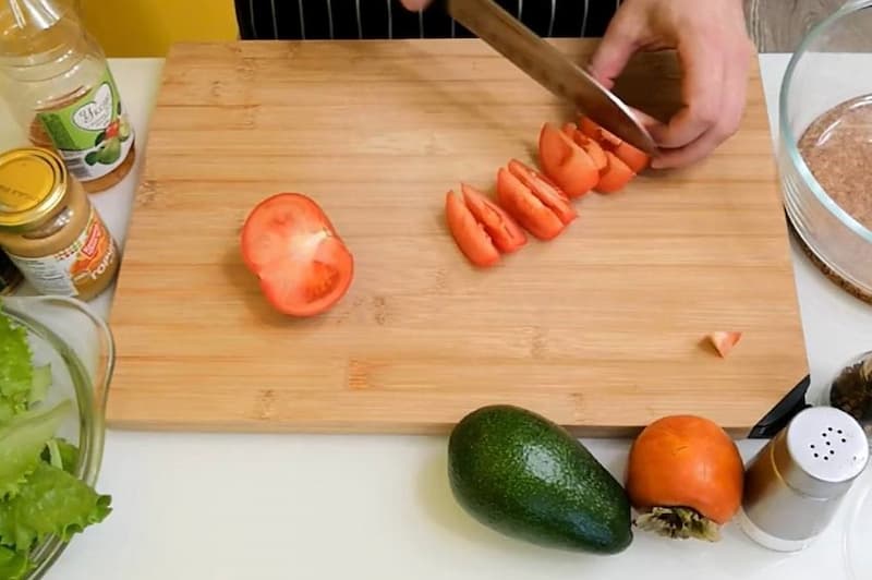 Шпинат нарезать полосками, лук – мелкими кубиками, редиску - соломкой. Помидоры разрезать пополам.