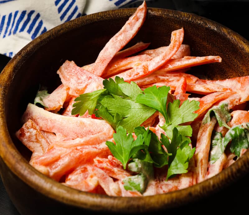 Салат из помидоров со сметаной и перцем