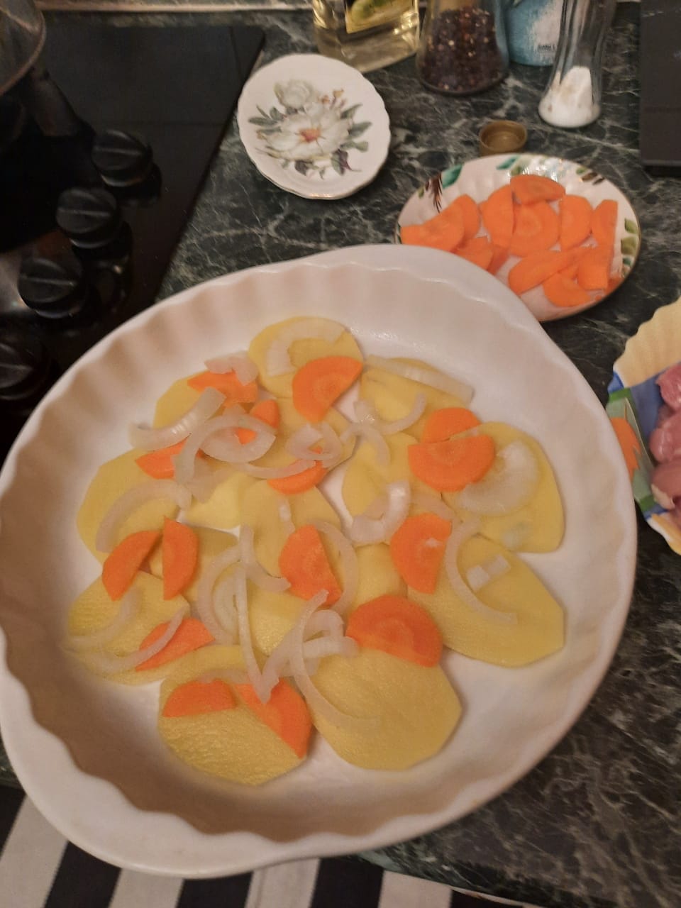 Нарезаем картофель кольцами,
Лук и морковь нарезаем полукольцами
Куриное филе режем на кусочки
