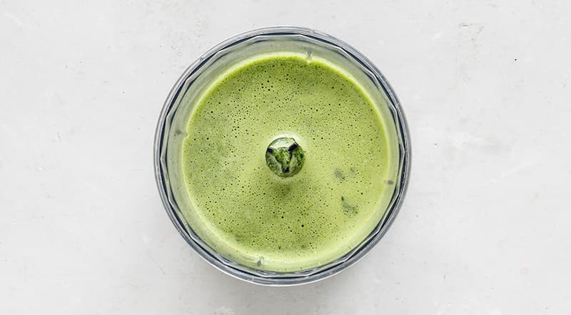 Смешайте всю зелень и яйца в стакане блендера, добавьте соль и йогурт, влейте 1 ст. л. воды и взбейте до однородности.
