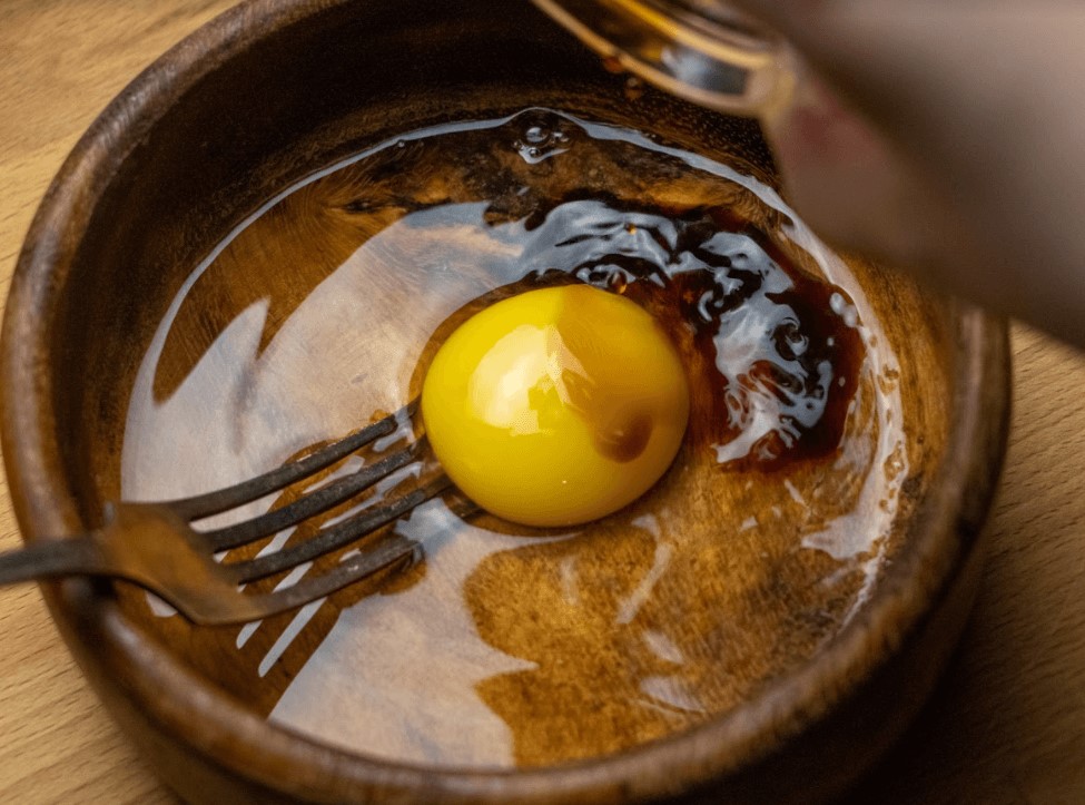 Салат с жареным яйцом и карри 2