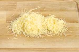 Далее вам необходимо натереть весь сыр на очень мелкой тёрке. Выкладываем его в небольшую тарелочку и пока отставляем в сторону.
