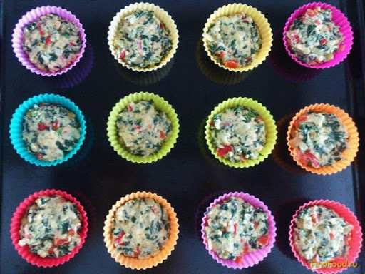 Возьмите форму для маффинов, смажьте ее маслом и разложите в нее шпинатную смесь.