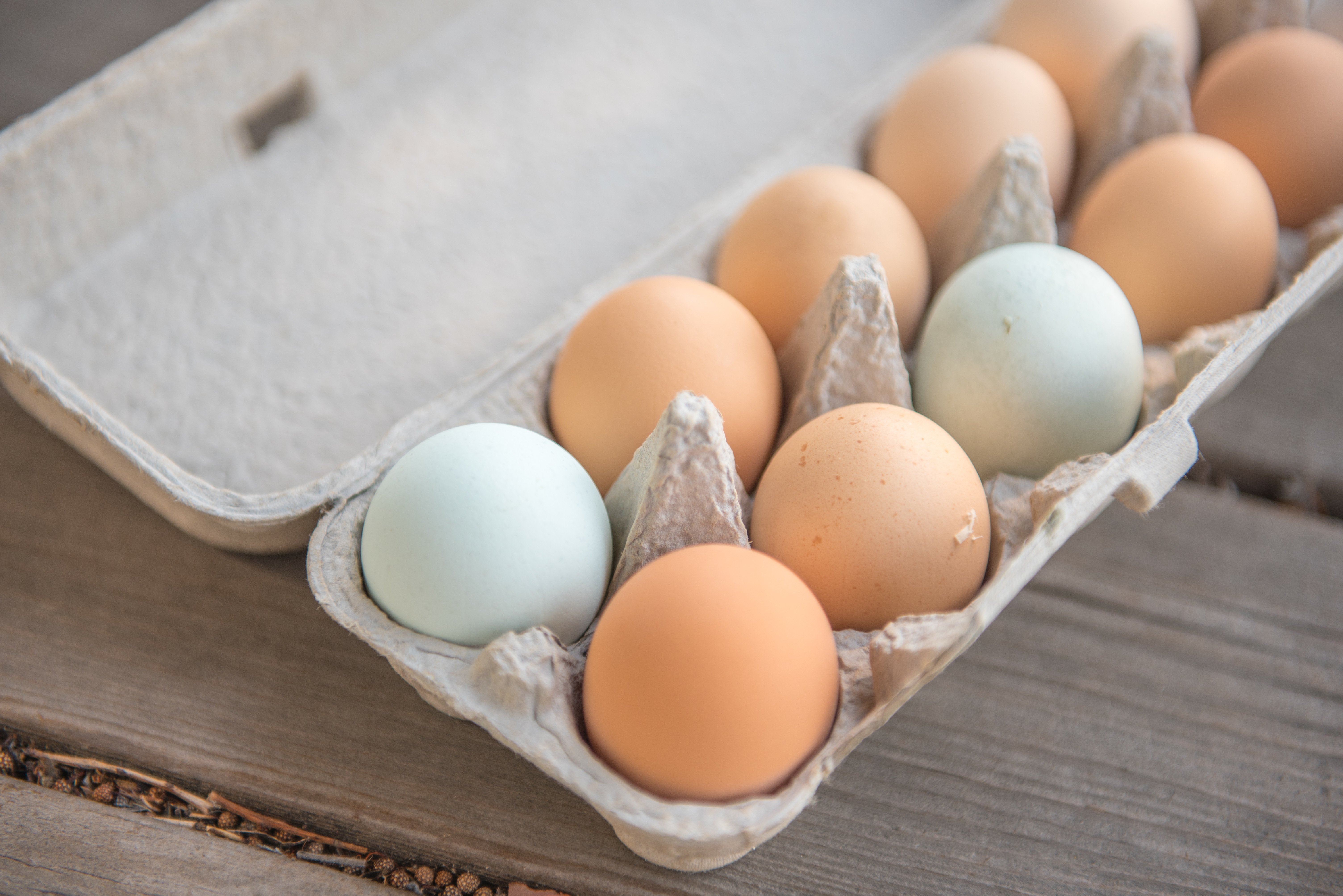 Яйца хорошо помойте. Делать это обязательно, ведь на скорлупе содержится огромное количество бактерий. Вбейте в мисочку и размешайте вилкой. Вы можете и не размешивать яйца, если желаете оставить целиковые желтки.