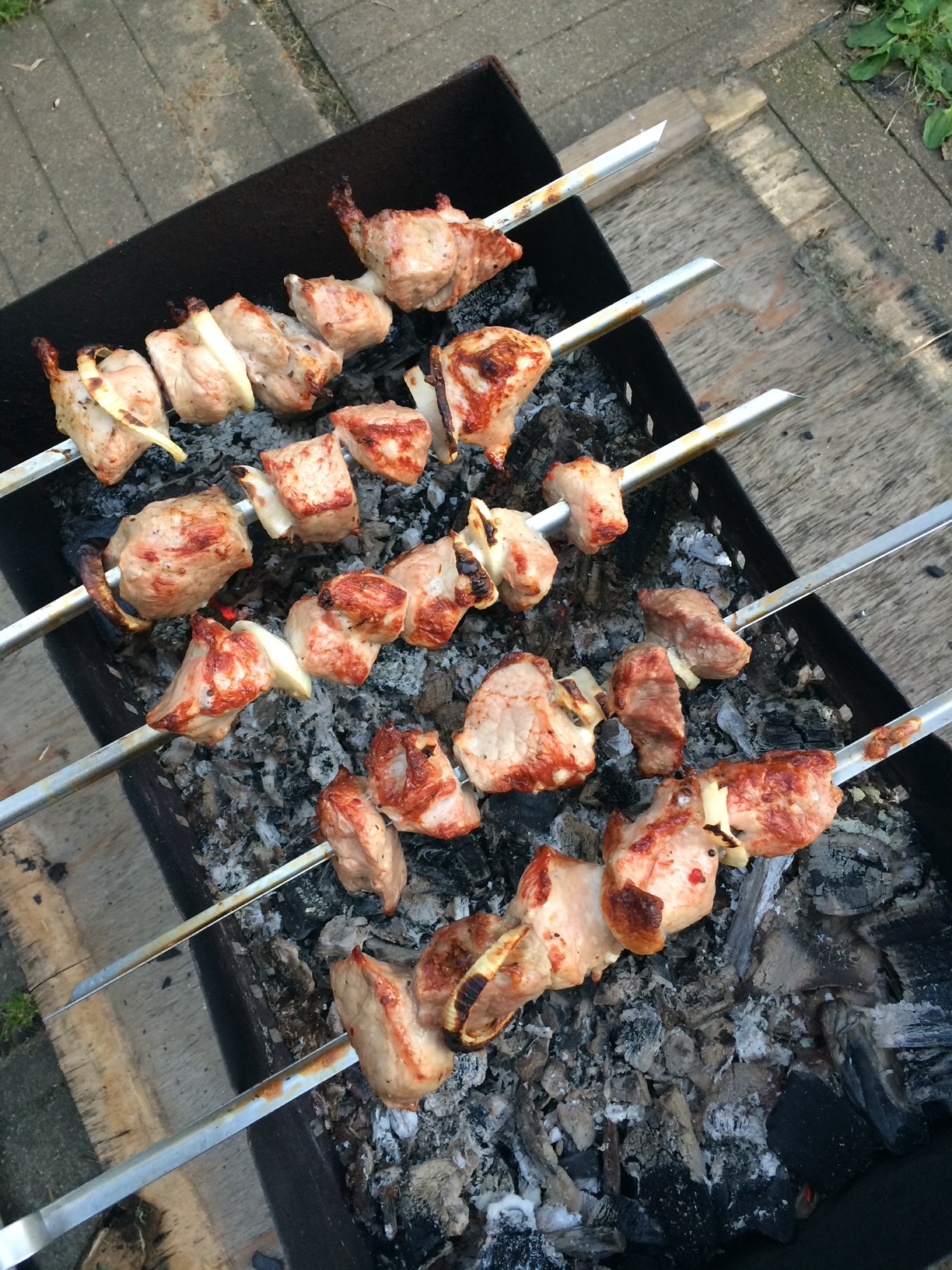 Готовое мясо должно легко протыкаться шампуром, можно немного досолить перед жаркой. Кстати, есть еще такой секрет – шампур перед использованием надо немного нагреть и смазать растительным маслом. Потом уже нанизывать мясо.

В итоге получается вкусный, ар