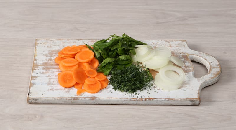 Приготовьте маринад для помидоров. В небольшую кастрюлю налейте питьевую воду. Добавьте сахар, соль, перец, лавровый лист и перец горошком. Доведите до кипения и варите 3 минуты. Дайте остыть.