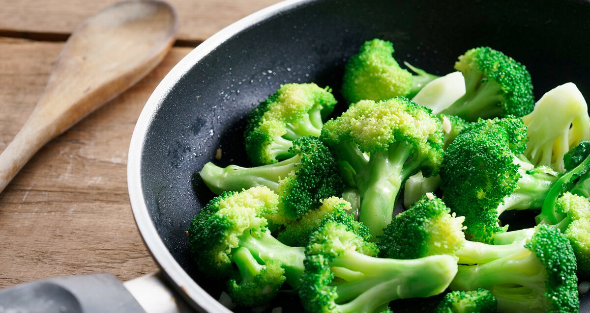 В сковороде разогрейте растительное масло. Добавьте соцветия брокколи и обжарьте их буквально 2–3 минуты. По желанию вы можете добавить в сковороду какие-то пряности и приправы.