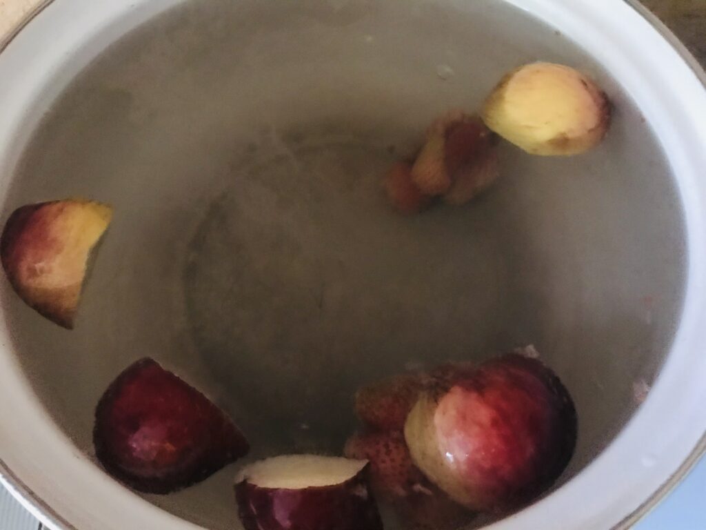 Когда вода кипит, добавляем в неё нарезанное кусочками яблоко и клубнику. Варим 15 минут на среднем огне.