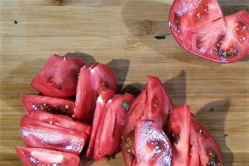 Помидоры нарезаем дольками, авокадо – кубиками. 