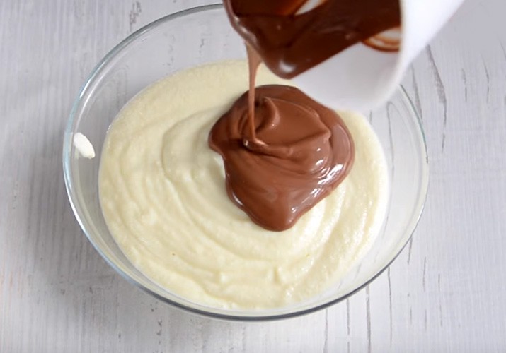 Творожную массу разделить на три примерно равные части, каждую смешать с шоколадом в отдельной чашке.