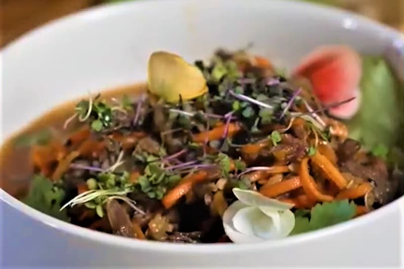 Фирменный рецепт «Формулы еды»: теплый салат с говядиной и морковью по-корейски 