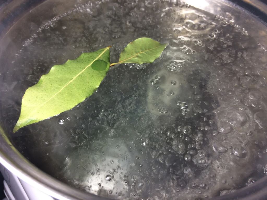 Готовим рассол: в воду добавить сахар и соль и немного подогреть. В теплую воду добавить пряности и лавровый лист.