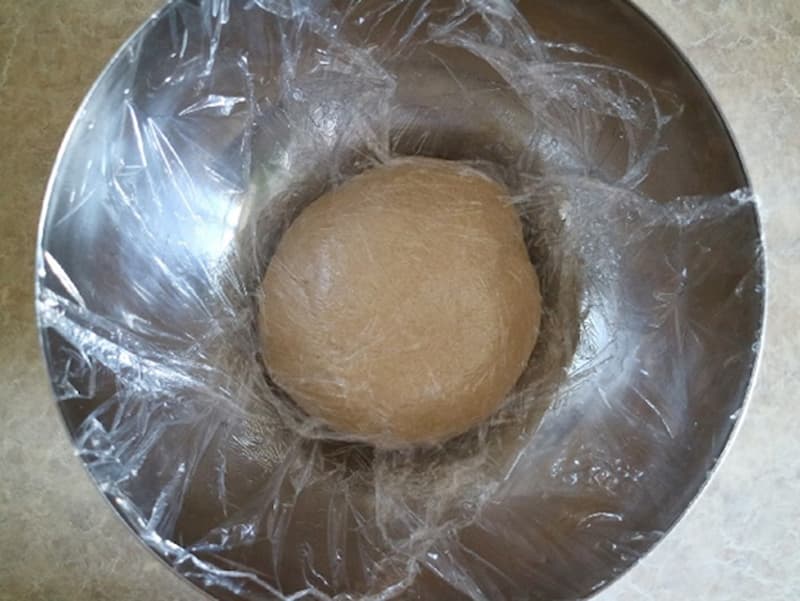 Смазываем поверхность теста и стенки посуды растительным маслом, накрываем пленкой, ставим в теплое место, пока объем теста не увеличится вдвое (не менее 1 часа).