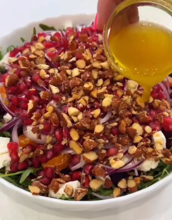 Сделать заправку из оливкового масла, мёда, лимонного сока и соли. Заправить ингредиенты и перемешать. Блюдо готово.