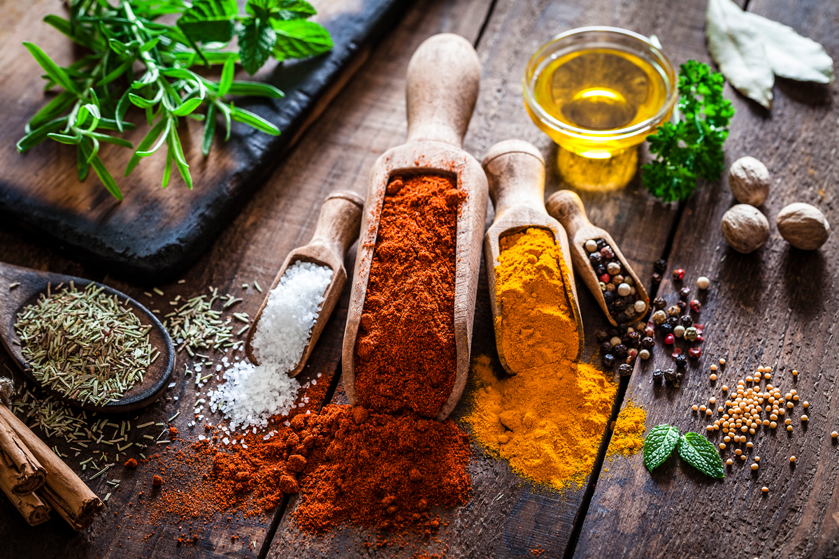 Переложить фарш с томатами в кастрюлю. Добавить консервированную фасоль и кукурузу. Всыпать зиру, сухой чеснок, молотый чили и перемешать.