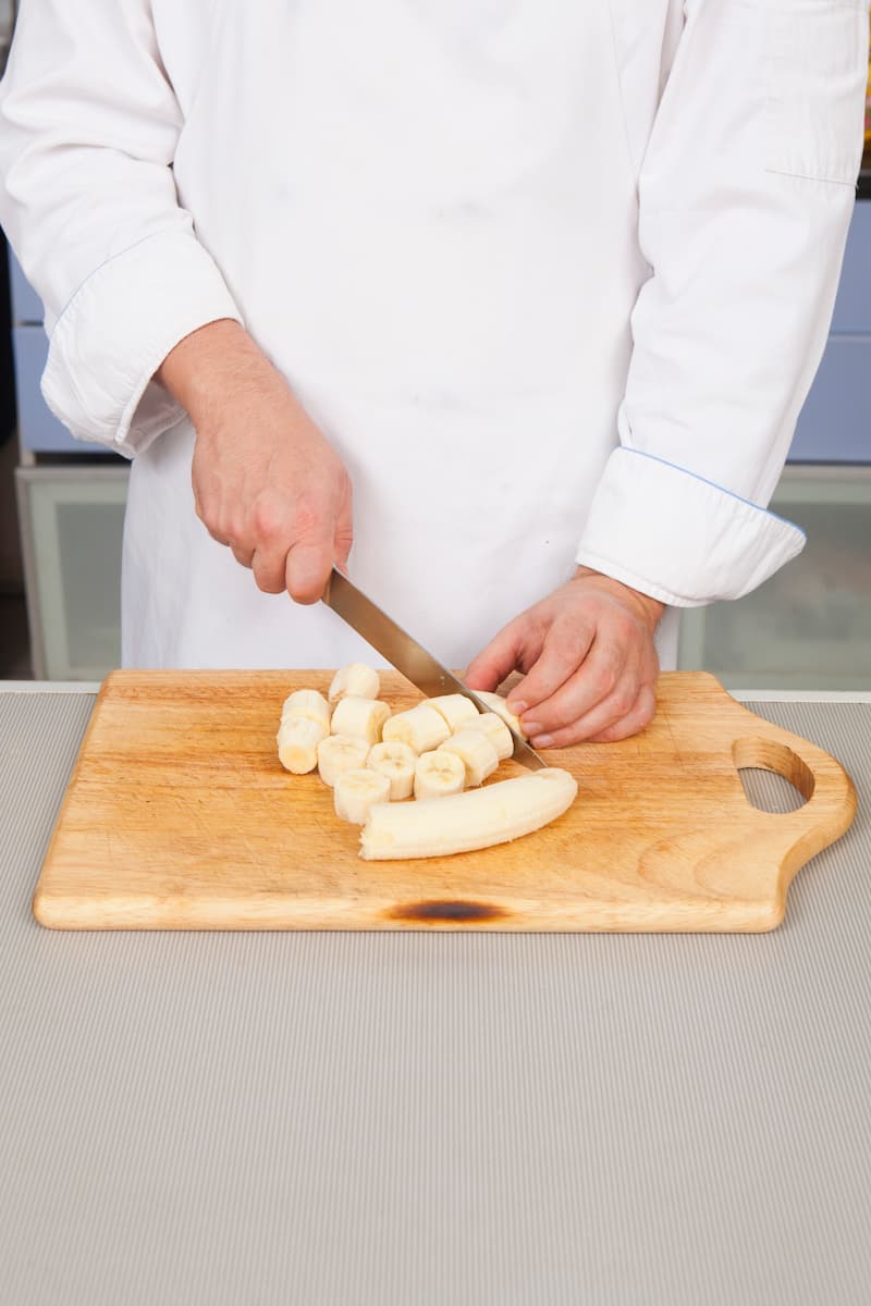 Очистите бананы и разрежьте на куски. Положите бананы в чашу блендера, добавьте мед и какао и снова хорошо взбейте.