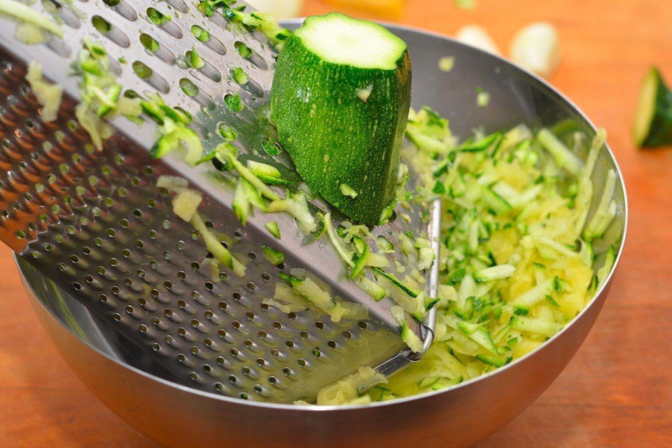 Кабачки натереть на крупной терке. Отжать, убрать лишнюю воду. Смешать кабачки с яйцом, мукой и разрыхлителем. Добавить мелко рубленный укроп. Тщательно все перемешать. 