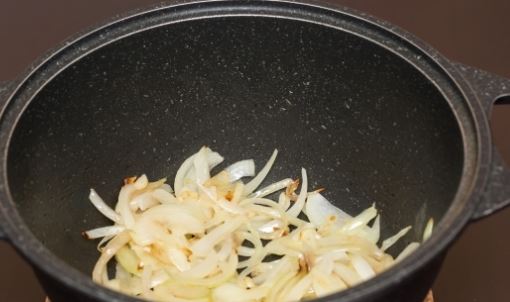 Полукольцами нарезать лук и порубить чеснок. Обжарить лук.