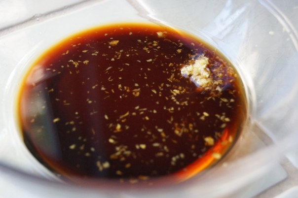 В сковородку вок наливаем растительное масло, нагреваем на большом огне и обжариваем почки в течение 2 минут. Затем добавляем соль, соевый соус, зиру, красный молотый перец. Рубим чеснок и также добавляем к почкам. Жарим все еще 4 минуты и блюдо готово. 