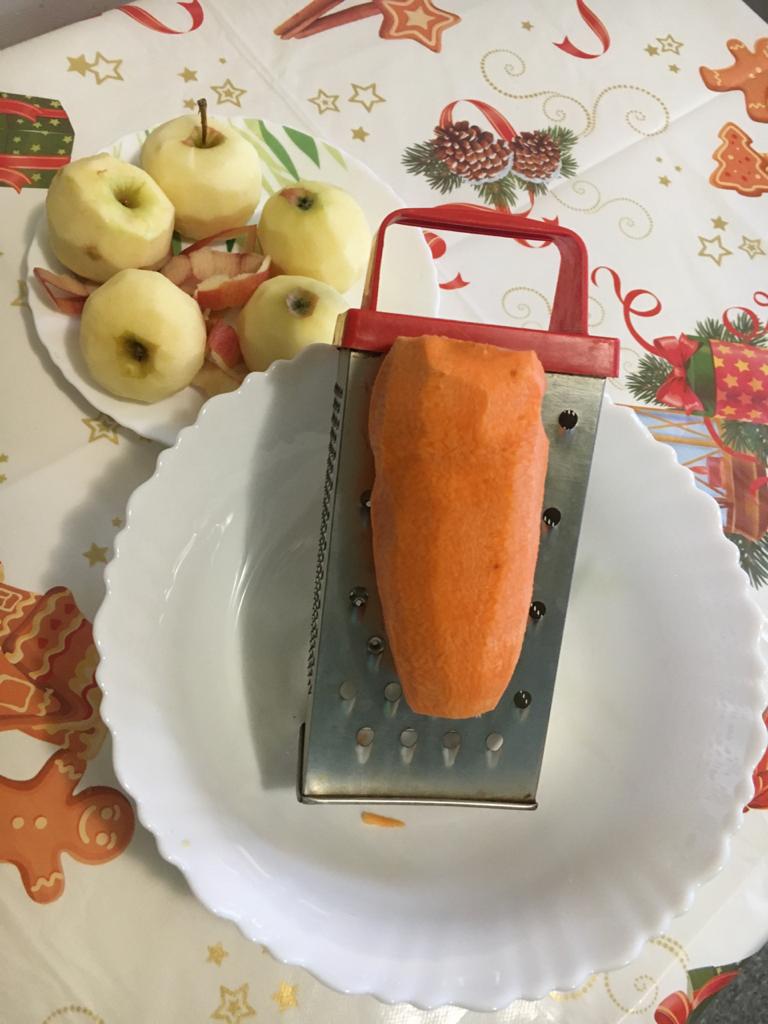 Натираем морковь на крупной терке