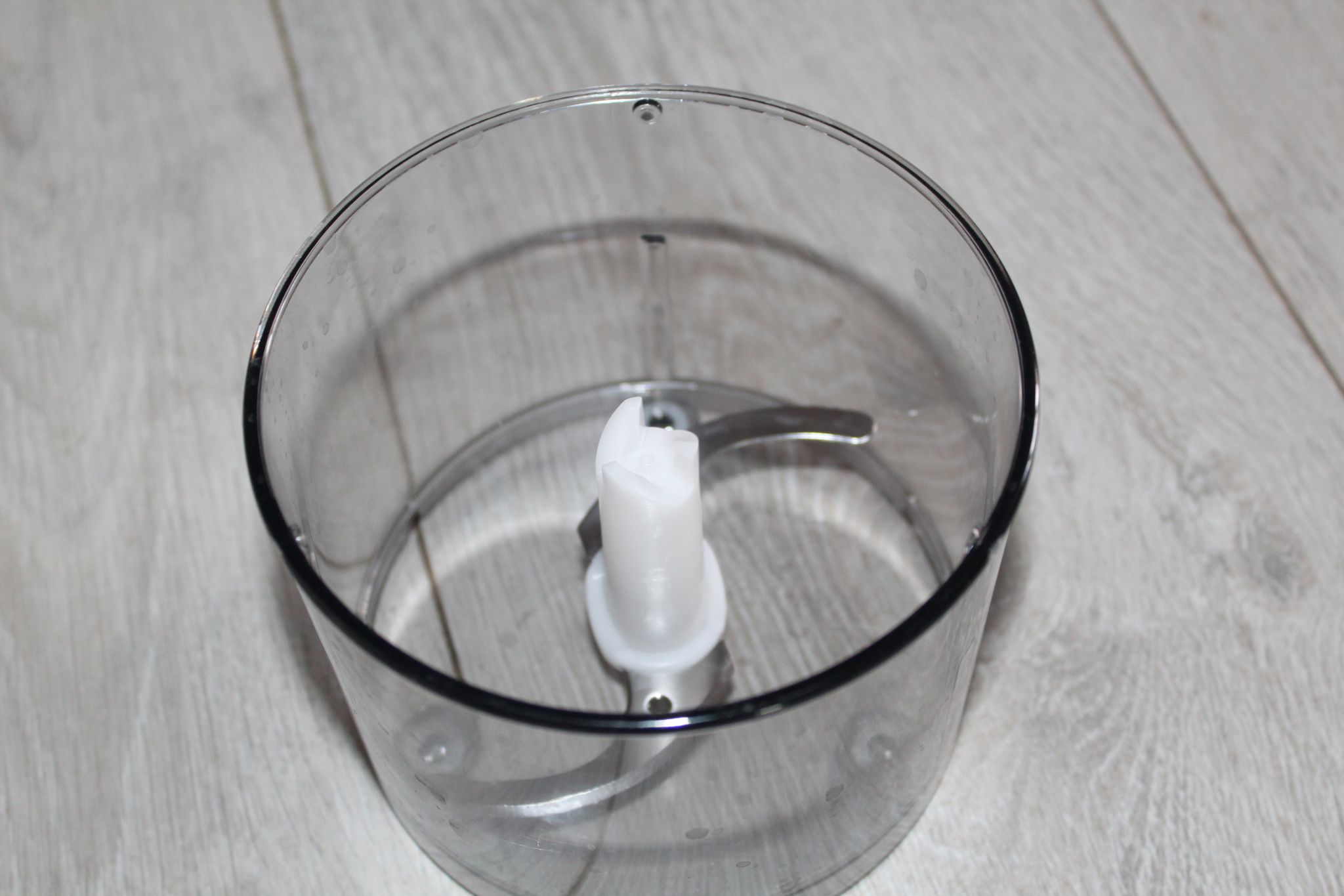 После звукового сигнала вынимаем готовую печень и отправляем ее в чашу блендера к луку. Перебиваем до однородной массы, добавляем подготовленное сливочное масло, сливки, солим и перчим по вкусу (приблизительно по 0,5 ч. л.) Затем эту массу необходимо пере