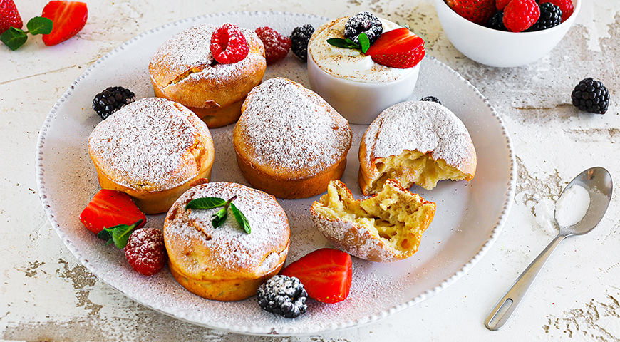 Дайте остыть до теплого состояния. Творожные пп-кексы можно подать на стол в натуральном виде, а также дополнив греческим йогуртом или нежирной сметаной.