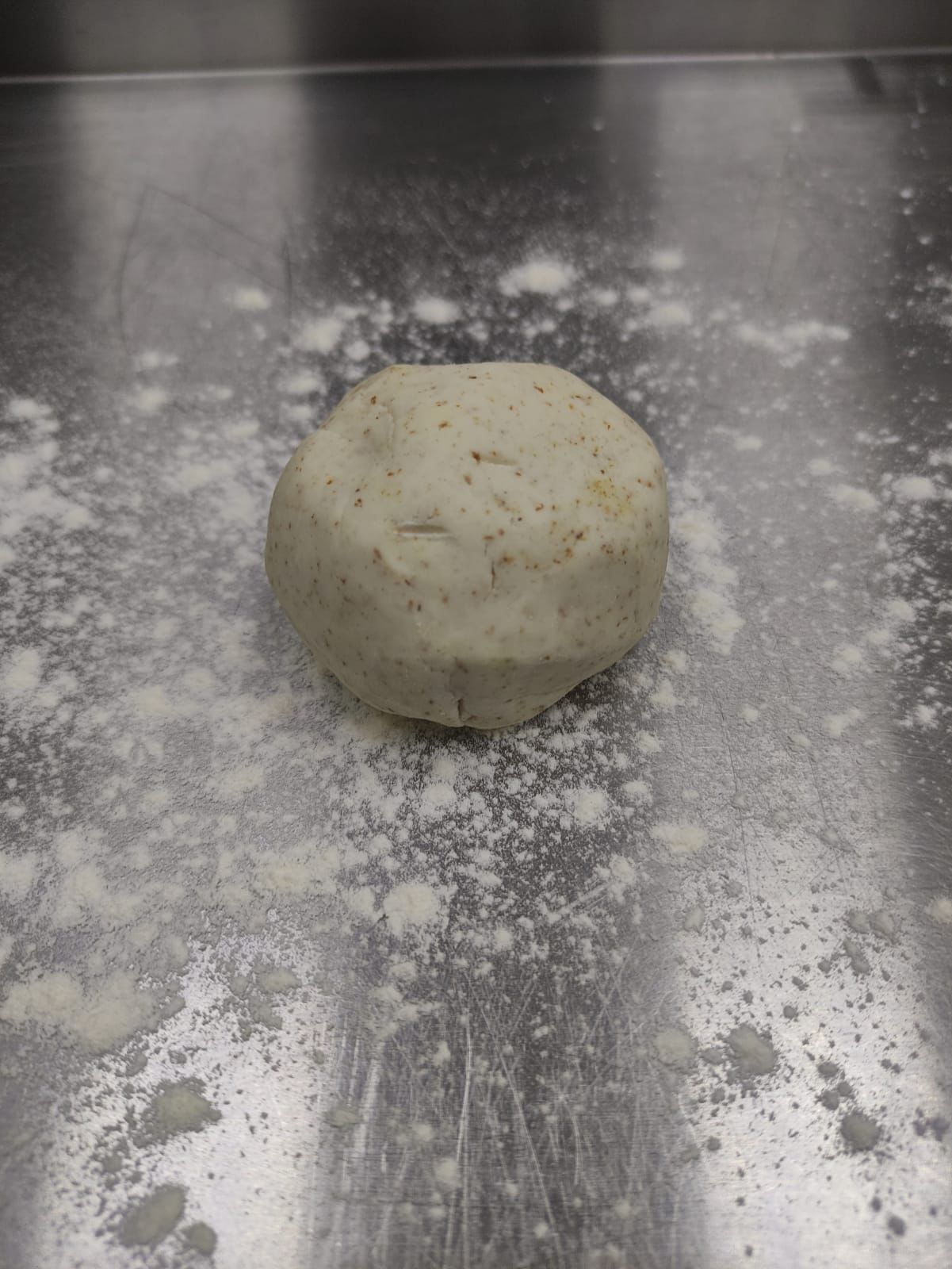 Замесить нетугое тесто. Накрыть его полотенцем и оставить на 30 минут.