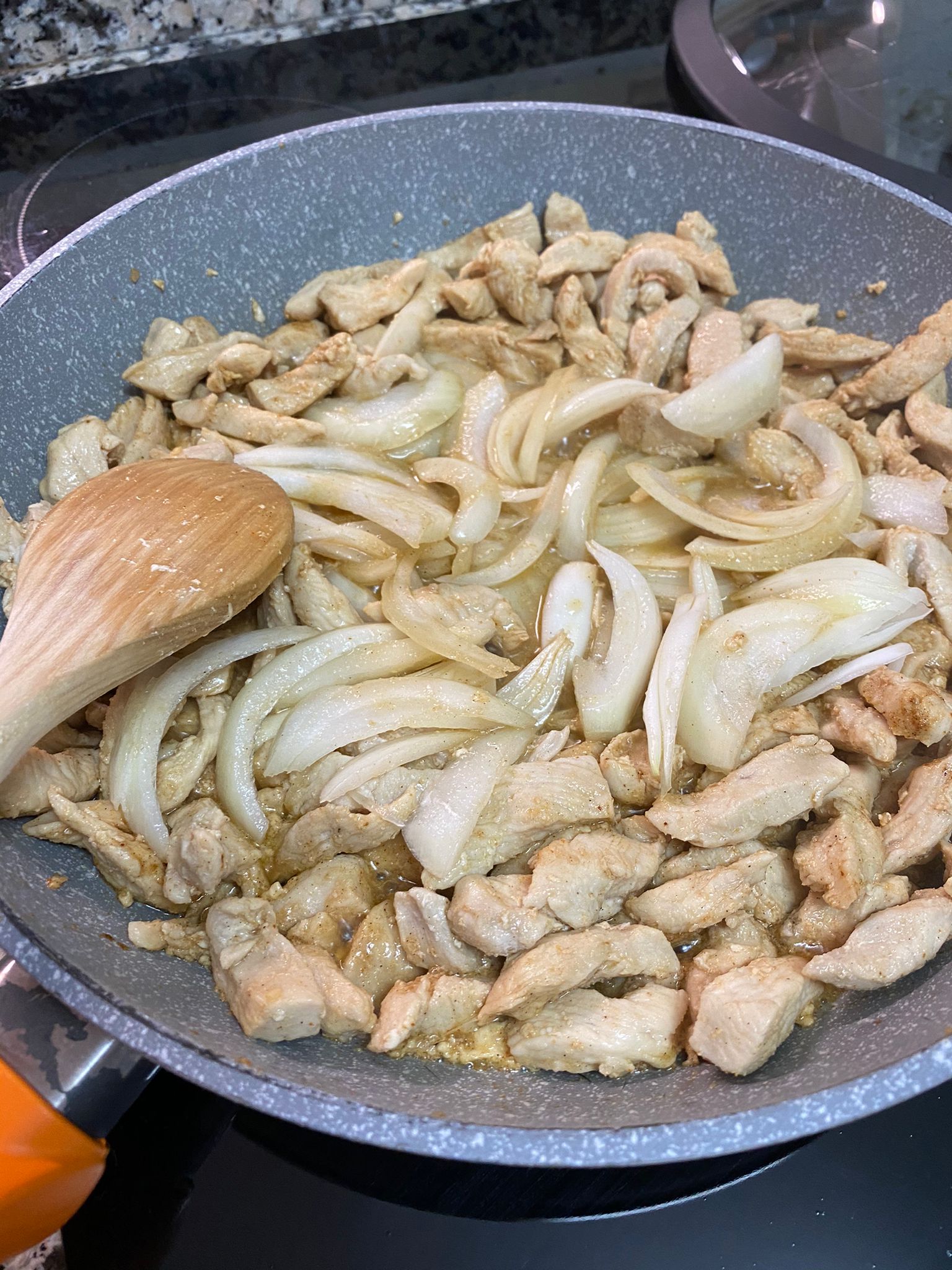 Когда вода из мяса выпарилось, добавляем соломкой порезанный лук, обжариваем 