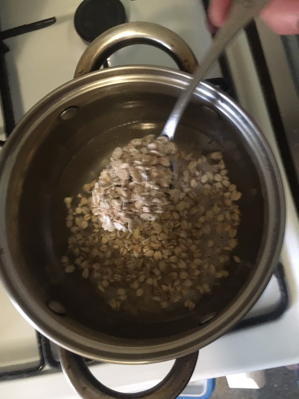 Как только вода закипит, добавляем 4 столовые ложки с горкой овсяных хлопьев и варим в воде, все время помешивая.