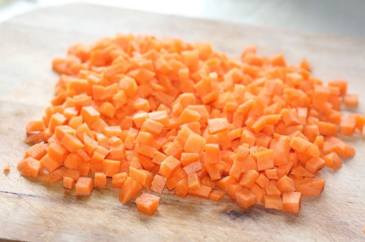 Очистите морковь и нарежьте кубиками. Положите морковь в горячий сироп, доведите до кипения и варите на медленном огне 1 ч. Снимите с огня и остудите.