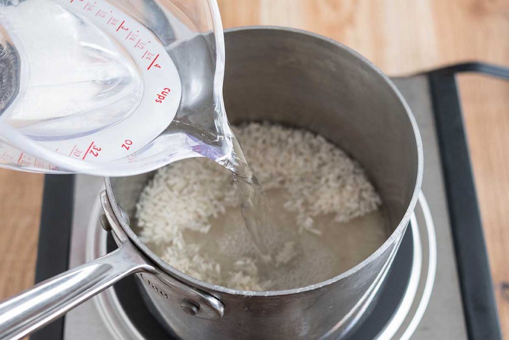 Заливаем рис водой в соотношении 1 к 2, варим согласно инструкции на медленном огне около 20 минут.