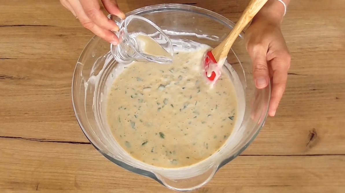 В самом конце вливаем растительное масло, перемешиваем. Наше тесто готово, с этим мы справились хорошо. Теперь посмотрим, как пожарить кабачковые блинчики.