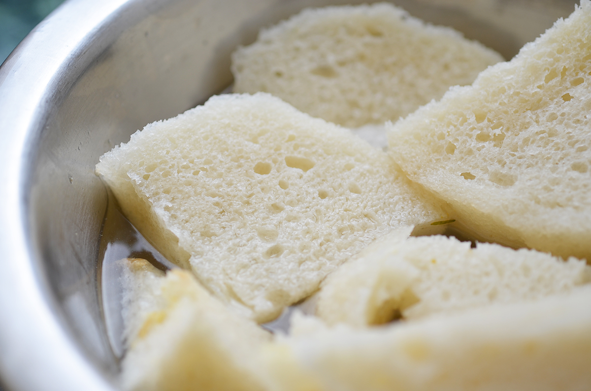 Bread water. Хлеб замоченный в молоке. Замоченный хлеб в воде. Хлеб в молоке для котлет. Белый хлеб замоченный в молоке.