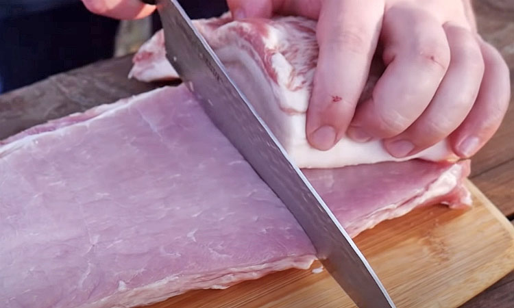 Мясо и сало нарезать средними кусочками. Выложить кусочки в пакет и положить в морозилку на 25-30 минут. В чашу блендера выложить охлажденное свиное и говяжье мясо и сало. Взбить все до однородности. 