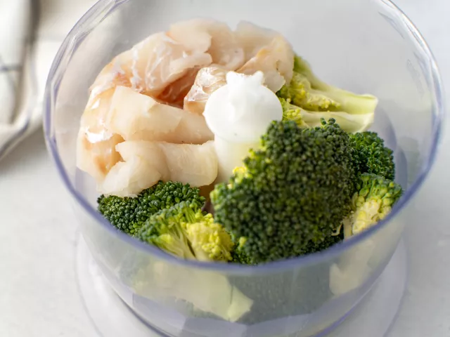 Нарежьте филе трески и брокколи небольшими кусочками. Выложите их в чашу блендера и измельчите до однородности. Переложите капустно-рыбную массу в миску.