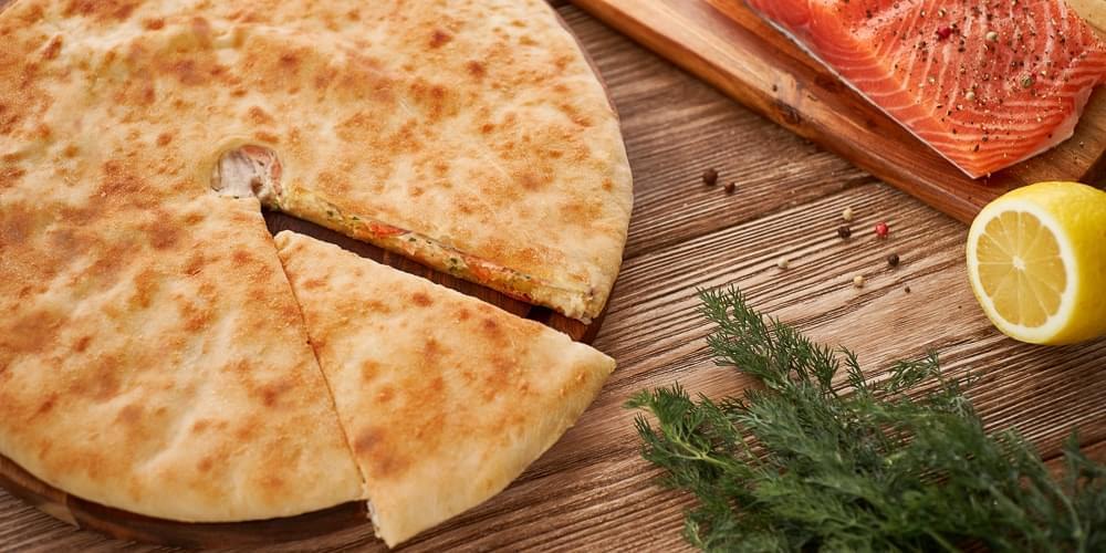 На одну из них выложите начинку, а второй накройте сверху. Края защипните и дайте немного постоять. Затем выпеките пирог в духовке в течение 20 минут.  