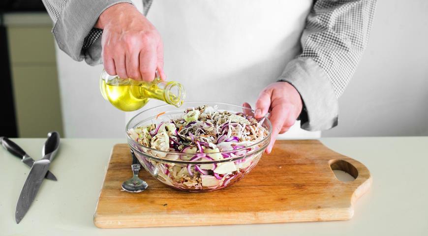 Салат из квашеной капусты с маринованными луком и брусникой